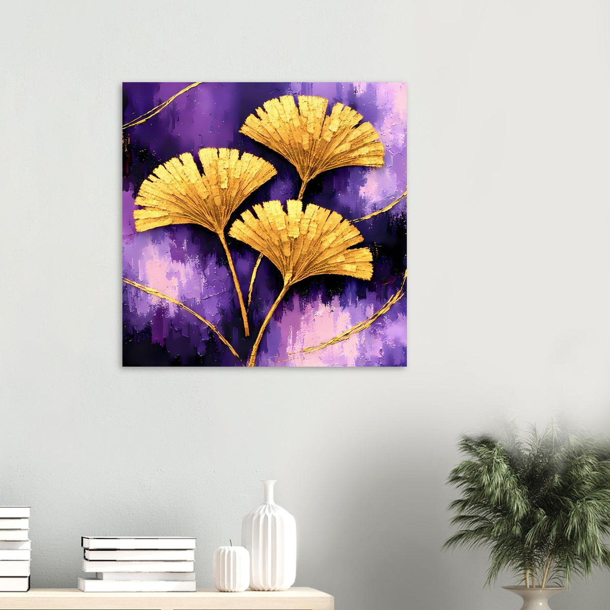 Quadratisches Poster: goldene Ginkgo-Blätter auf violettem Hintergrund mit schwarzem Rand