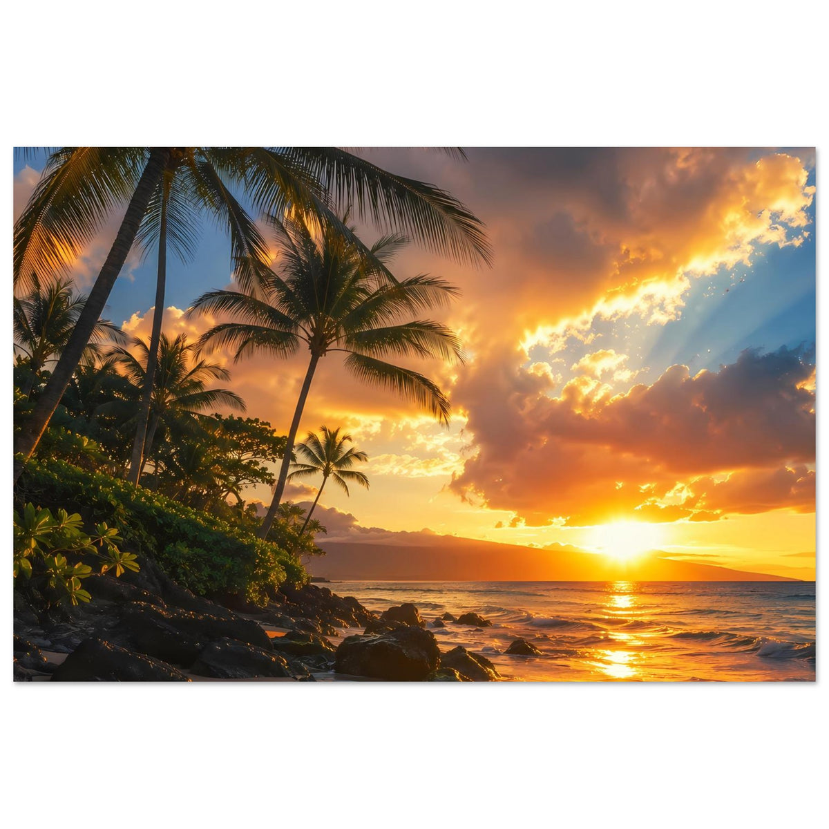Strandposter mit Palmen und Felsenküste, Sonnenuntergang und reflektierendes Licht auf dem Meer