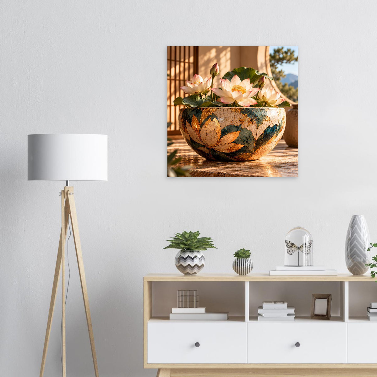 Gerahmtes Lotusblüten-Poster mit rosa Blüten in goldbrauner Schale und grünen Blättern.