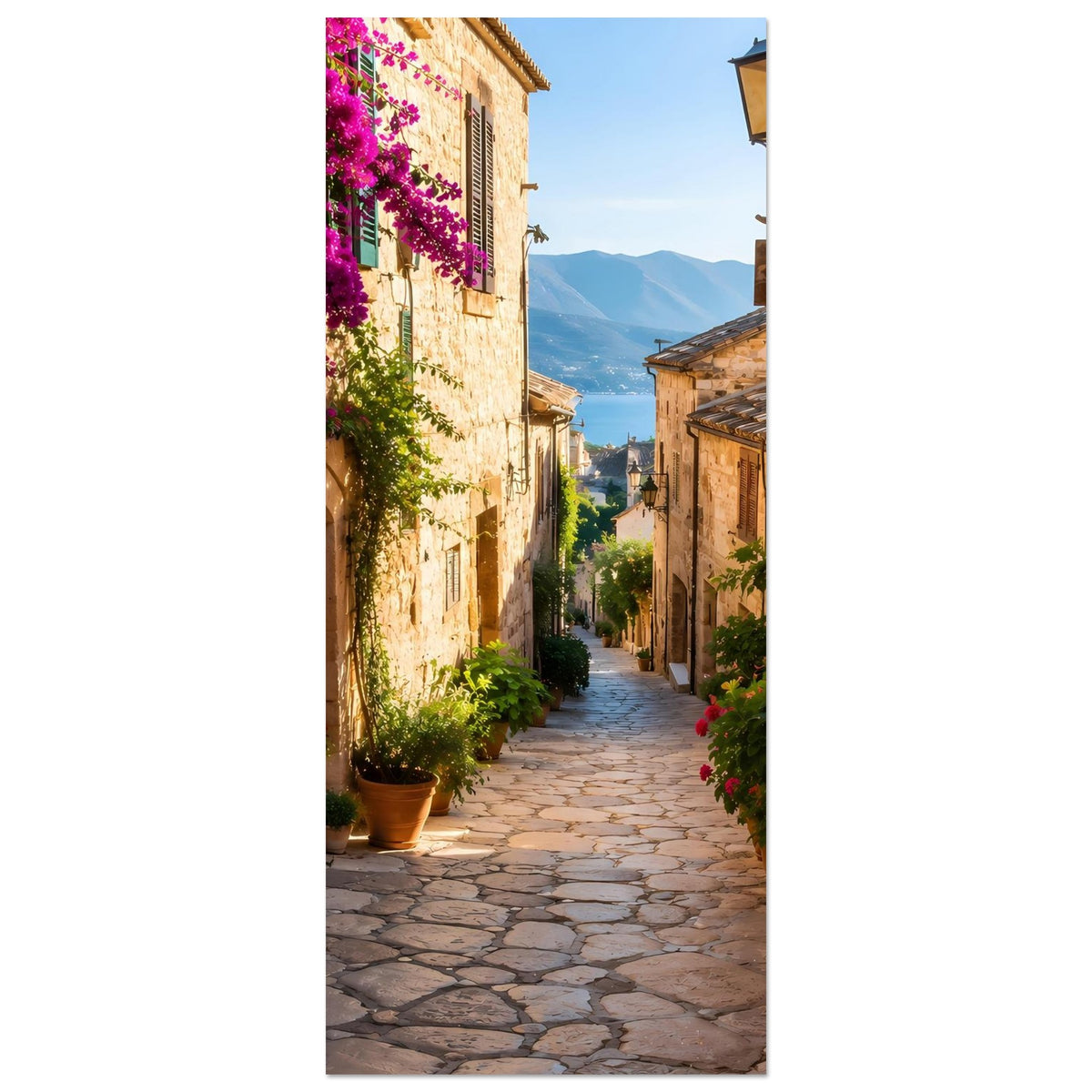 Poster-Ausschnitt mit Gasse und Bergen im Hintergrund, lila Bougainvillea links