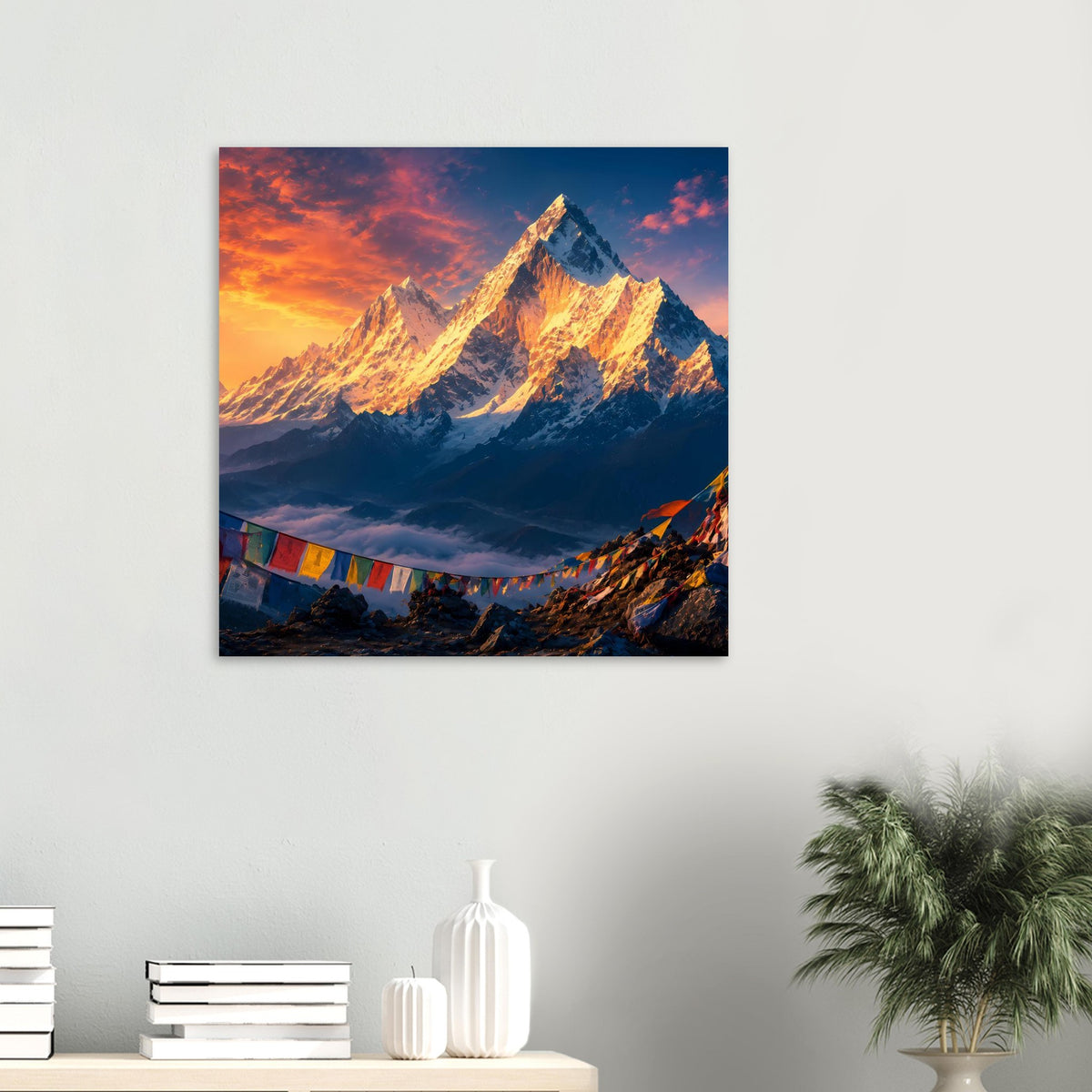 Quadratisches Poster mit Berglandschaft bei Sonnenaufgang, leuchtenden Gipfeln und bunten Wimpeln