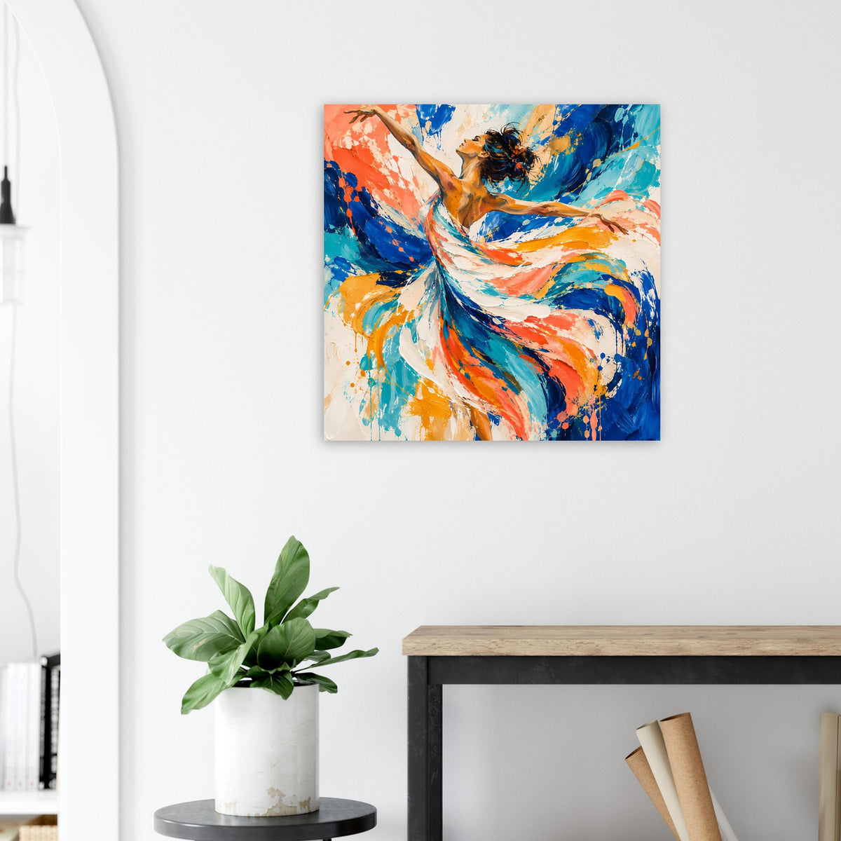 Quadratisches Kunstposter mit abstrakter Tänzerfigur, Blau-Orange Pinselstriche auf hellem Grund
