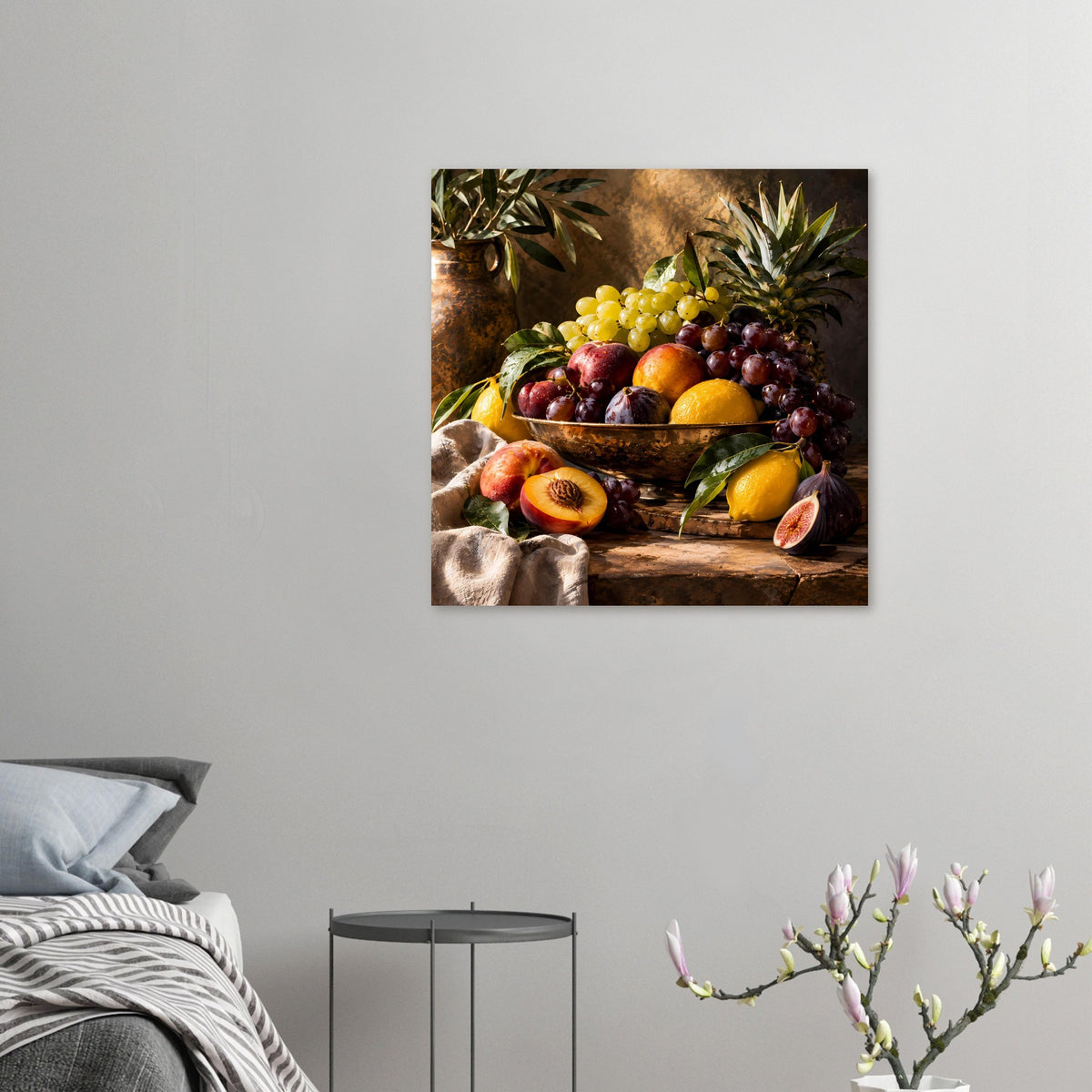 Stillleben-Poster mit Obstschale: Trauben, Pfirsiche, Zitrusfrüchte und Blätter