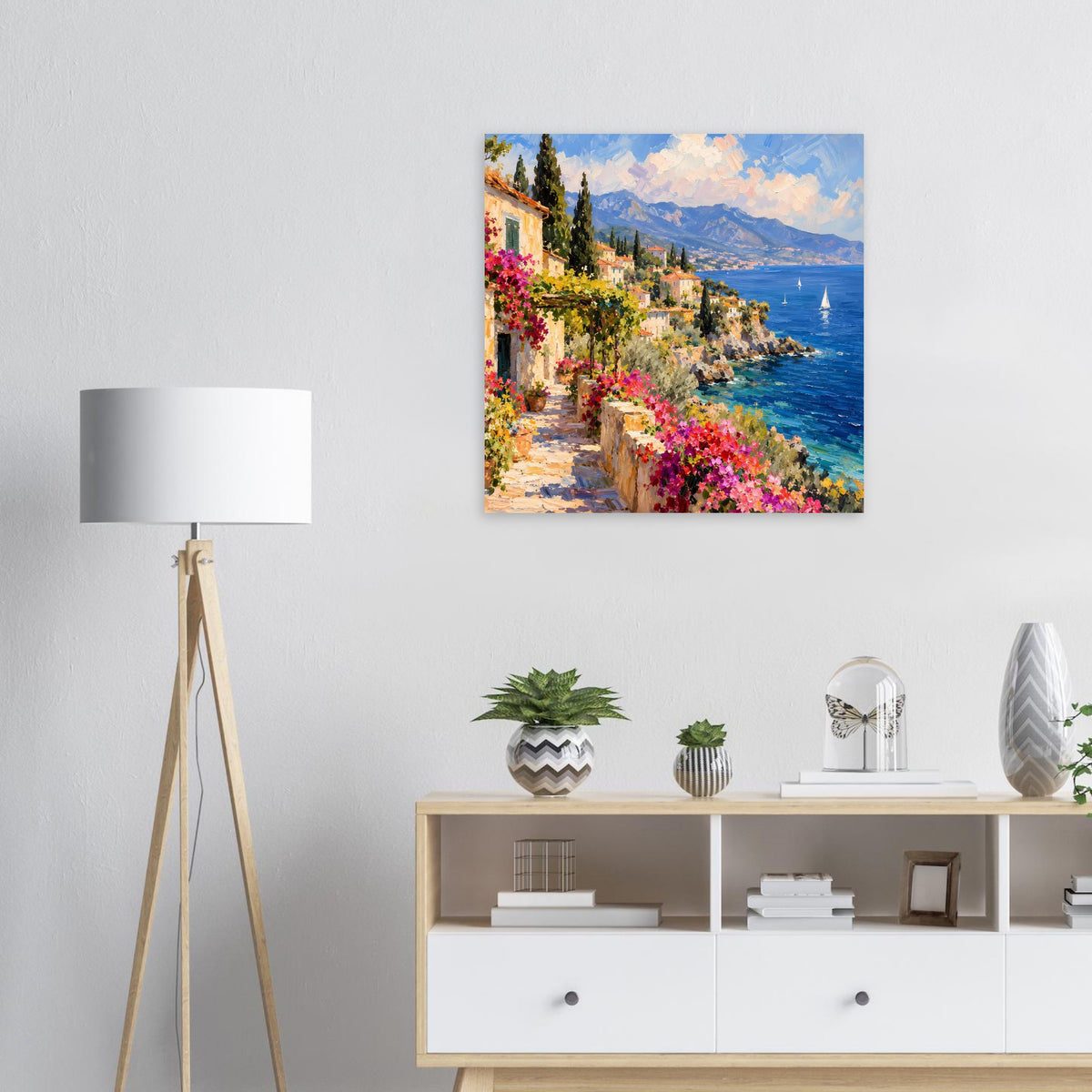 Poster mit Küstenweg voller Blumen, blauem Meer und Bergen