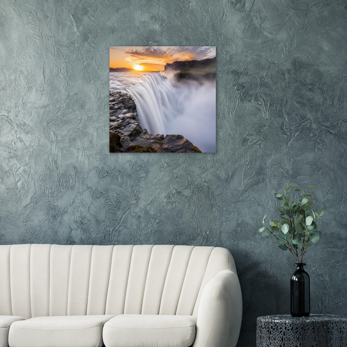 Poster mit Wasserfall bei Sonnenuntergang, Nebel über den Felsen, quadratisch.