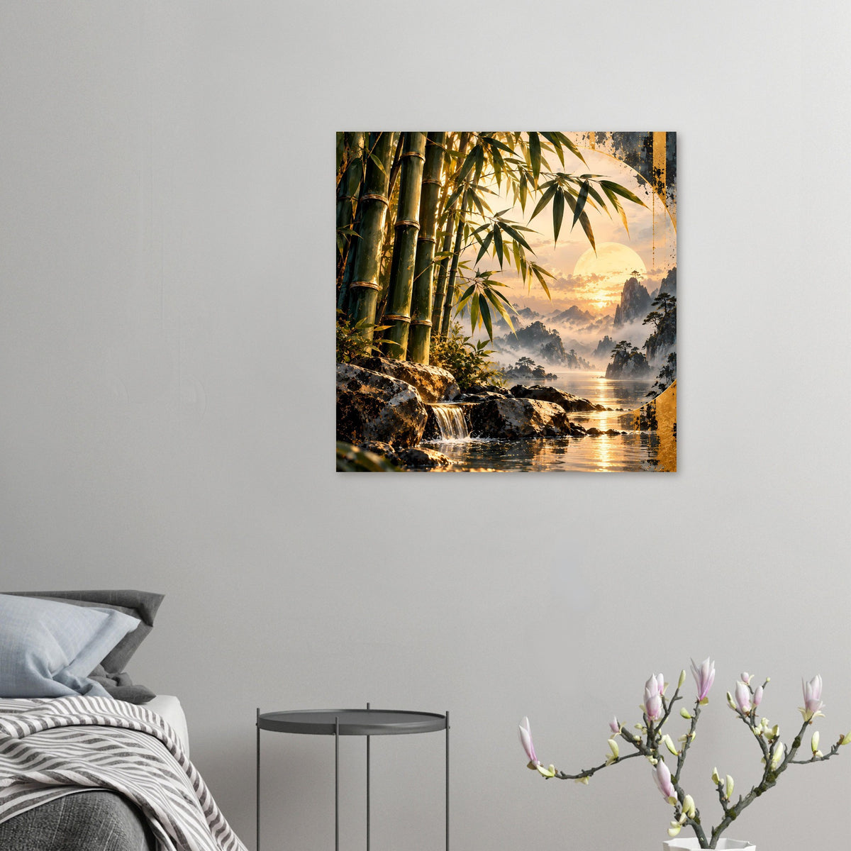 Kleines Poster: Bambus, Wasserfall und Sonnenuntergang über nebliger Berglandschaft