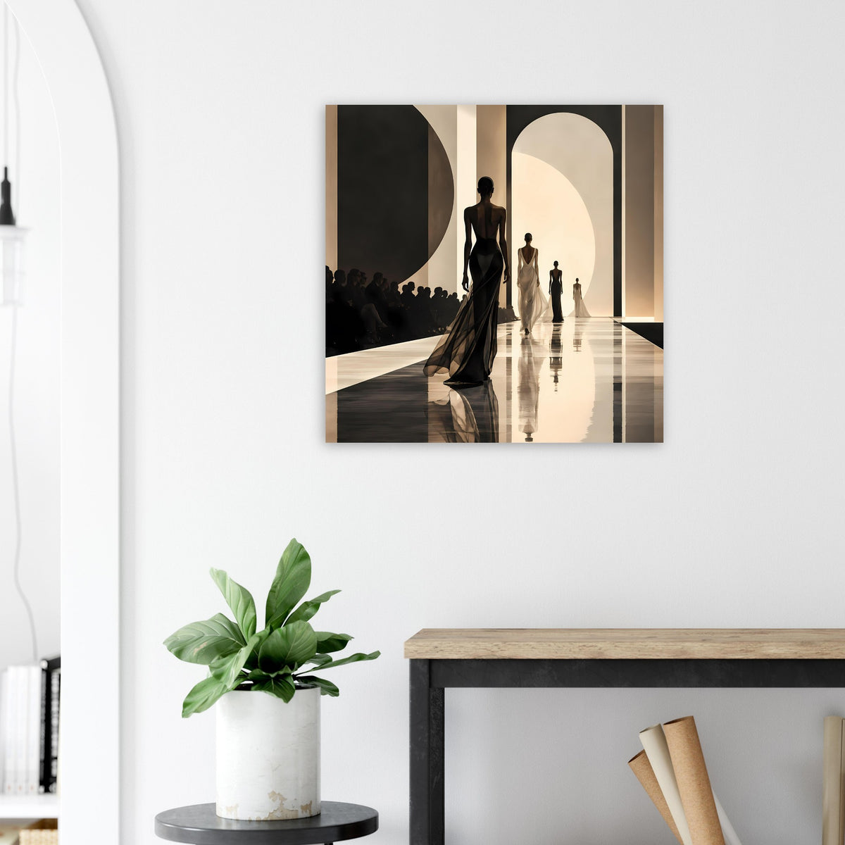Quadratischer Kunstdruck mit Laufsteg: dunkle Figur mit langem Rock, gedämpfte Schwarz-Weiß-Töne