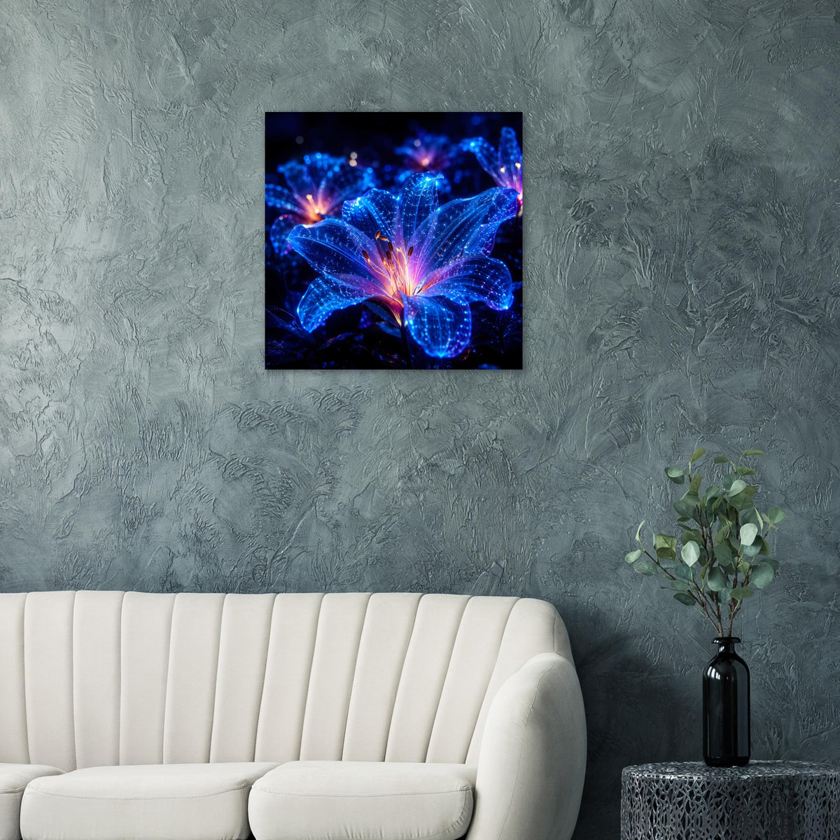 Quadratisches Blumenposter mit leuchtend blau-violetten Blüten im dunklen Rahmen
