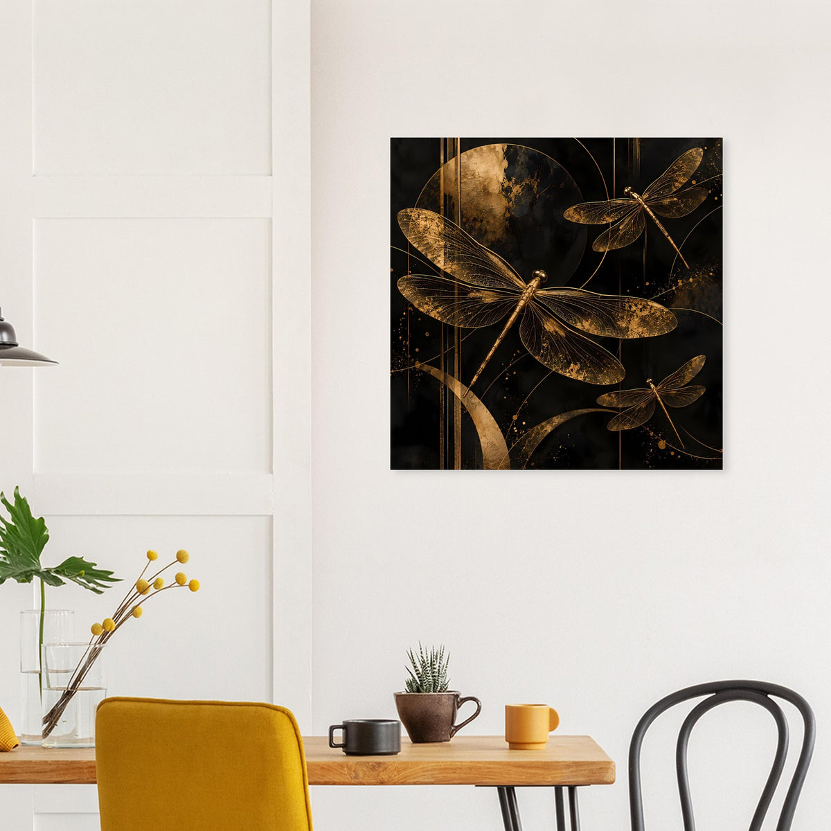 Quadratisches Poster mit goldenen Libellen auf schwarzem Hintergrund.