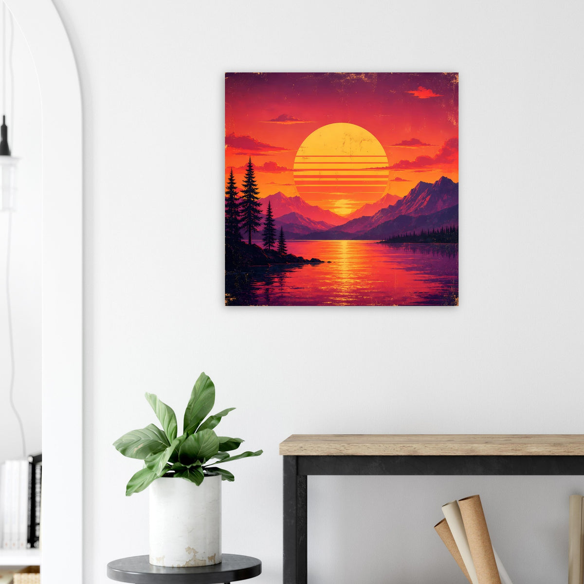 Poster mit Bergsee bei Sonnenuntergang: Tannen-Silhouetten und leuchtende Sonne in Orange/Violett