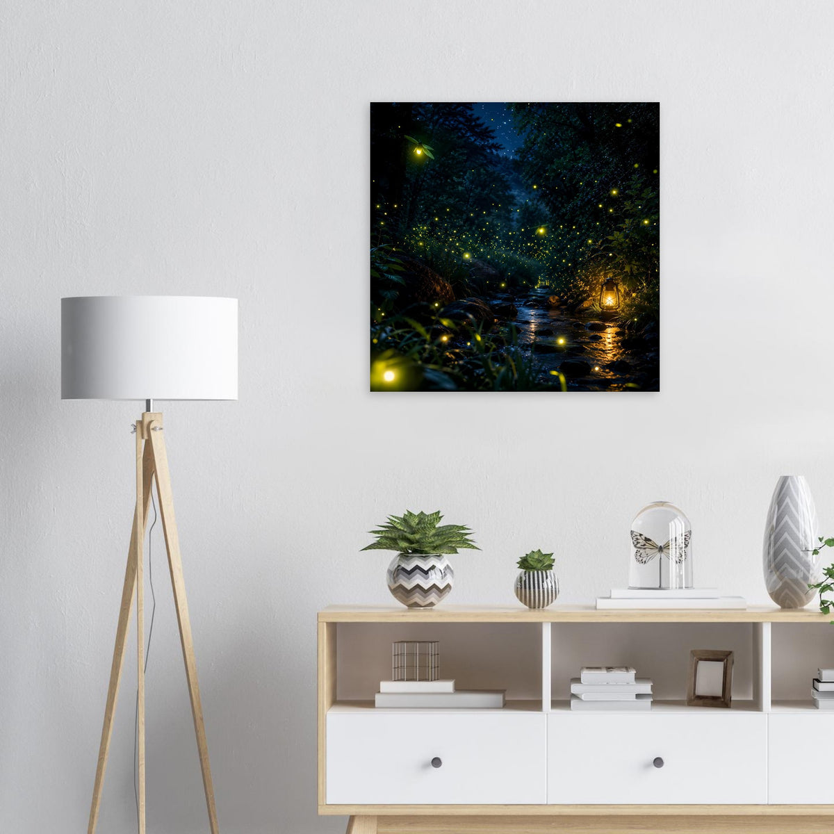 Rechteckiges Poster: nächtlicher Wald mit leuchtenden Punkten, Bachlauf und Laternenlicht