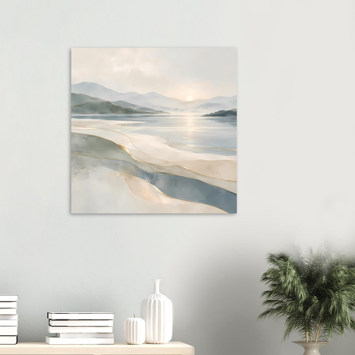 Poster an der Wand mit Küstenmotiv, Beige-Grau Farbfeldern und goldenen Akzenten