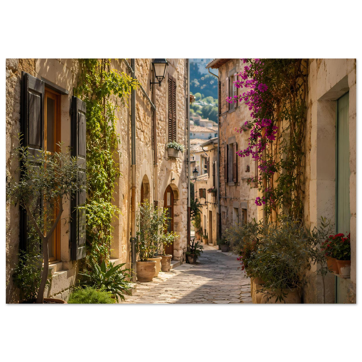 Kunstposter im Querformat: Gasse mit Steinen, Blumenkübeln, rankenden Pflanzen und lila Blüten