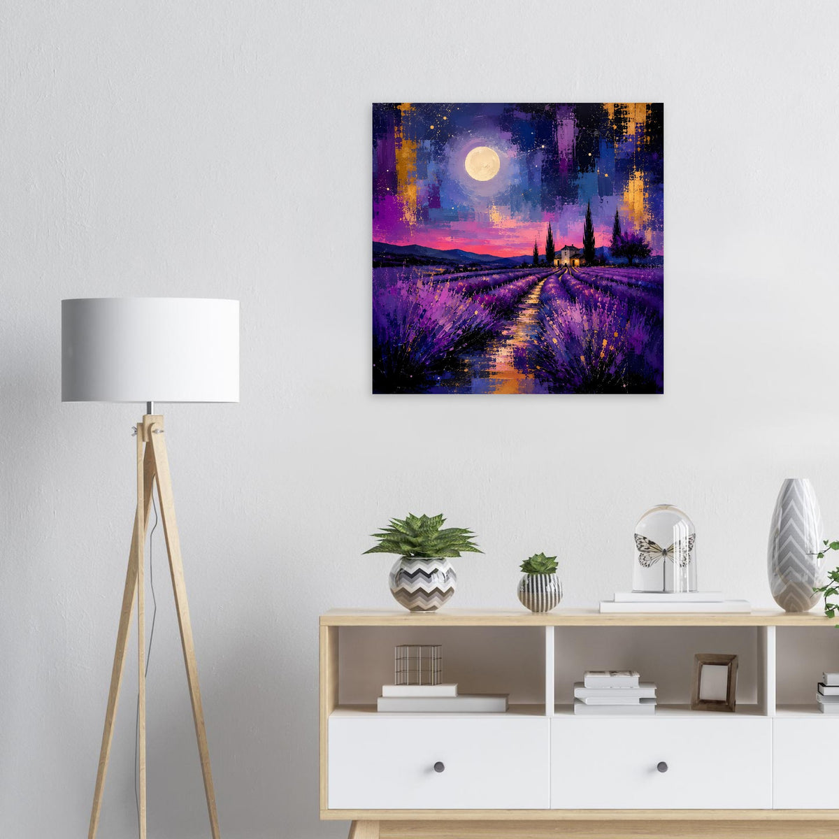 Quadratisches Poster mit Mond am violetten Himmel über Lavendelfeld und Pfad