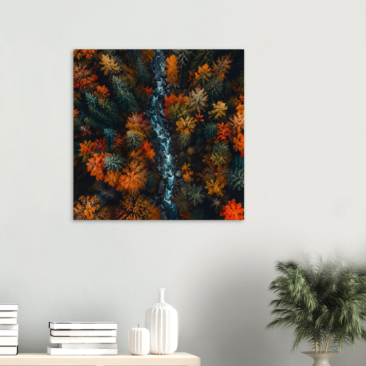 Quadratisches Poster mit Herbstwald und Bachlauf, orangefarbene Blätter im dunklen Grün.