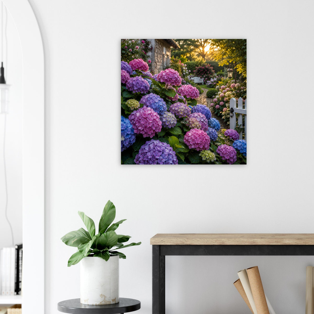 Quadratisches Gartenposter mit Hortensienblüten in Lila und Blau, Blick in den Garten.