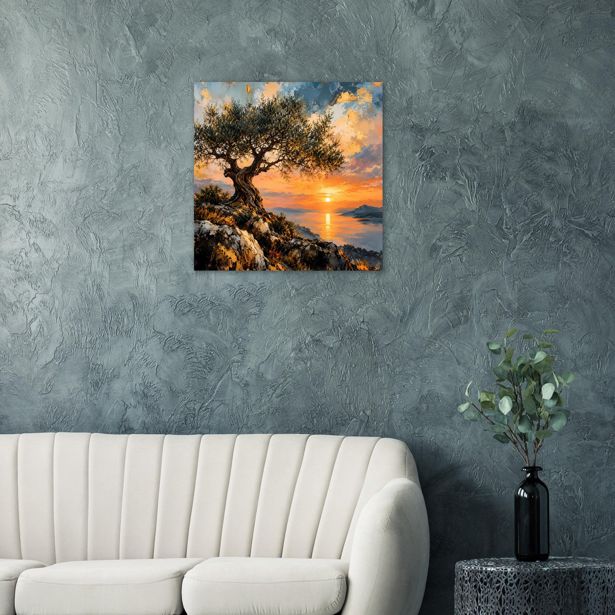 Wandposter mit Olivenbaum und Sonnenuntergang, quadratisches Landschaftsmotiv an hellblauer Wand