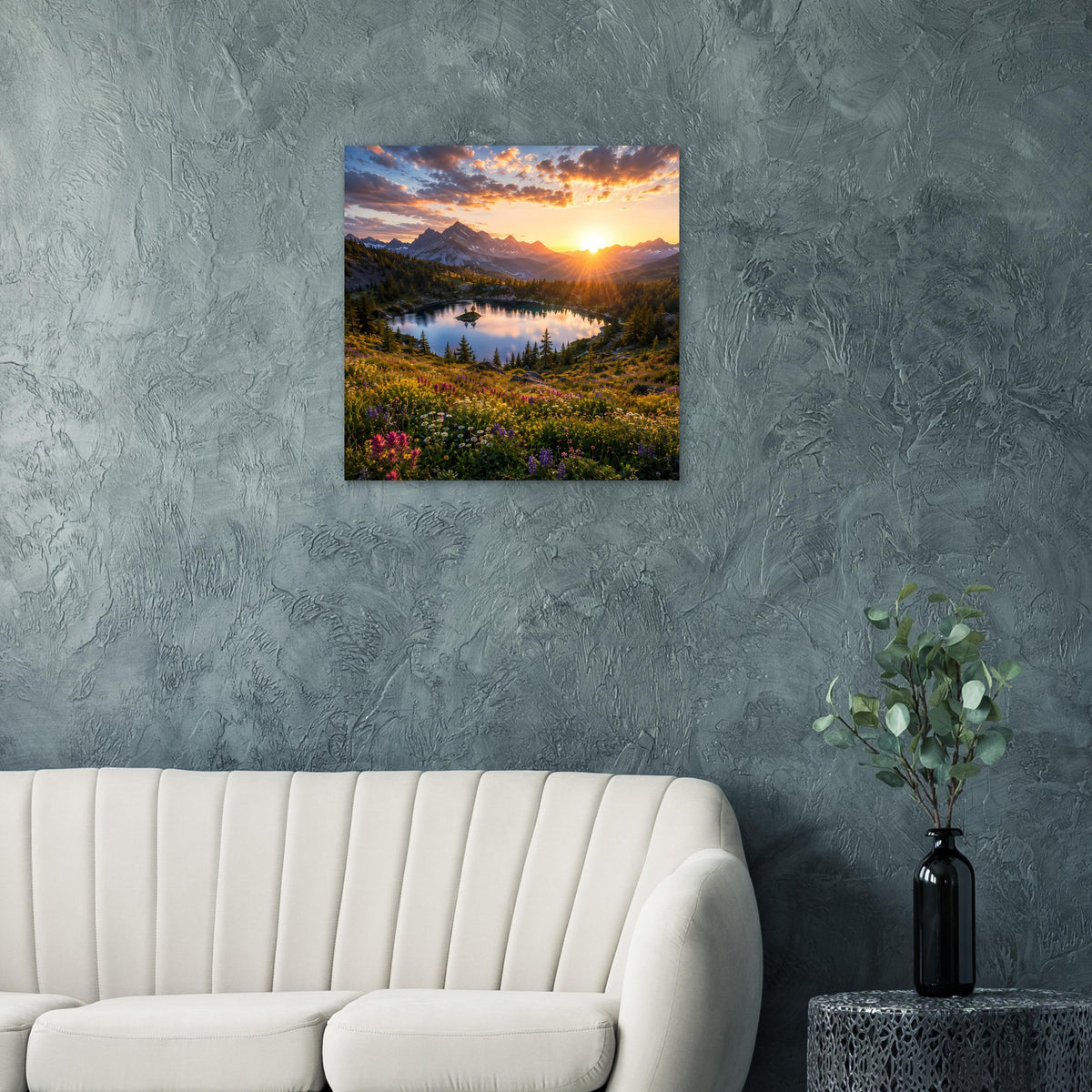 Quadratisches Poster mit Sonnenuntergang, Bergsee, Bergen und farbenfrohen Wiesen
