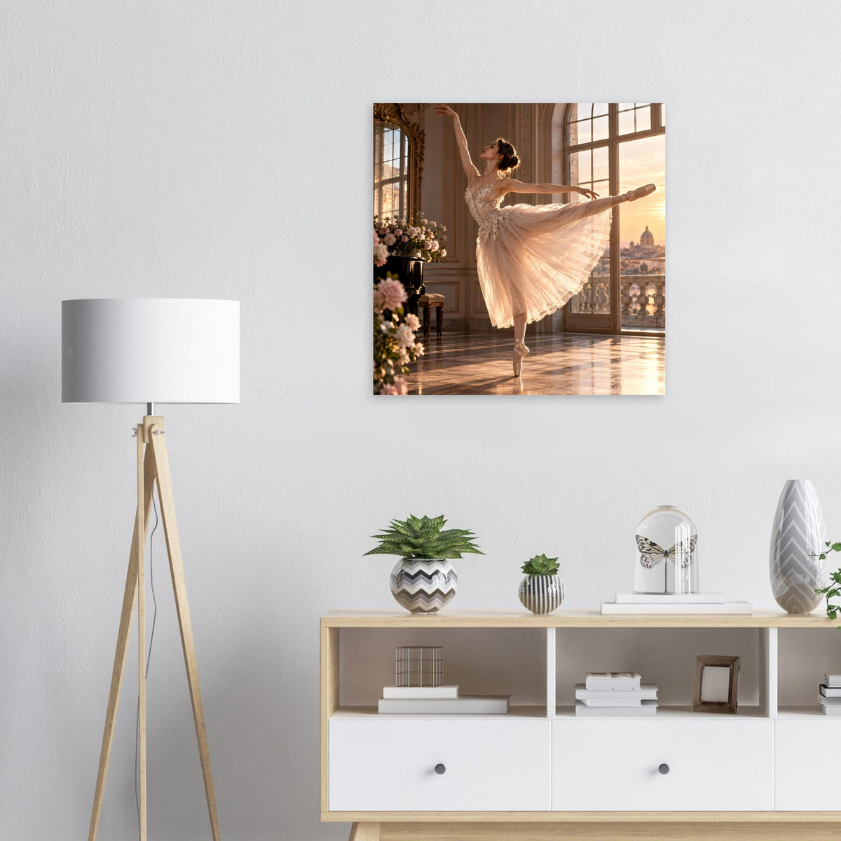 Poster mit Ballerina im weißen Tüllkleid, im goldenen Licht vor großen Fenstern
