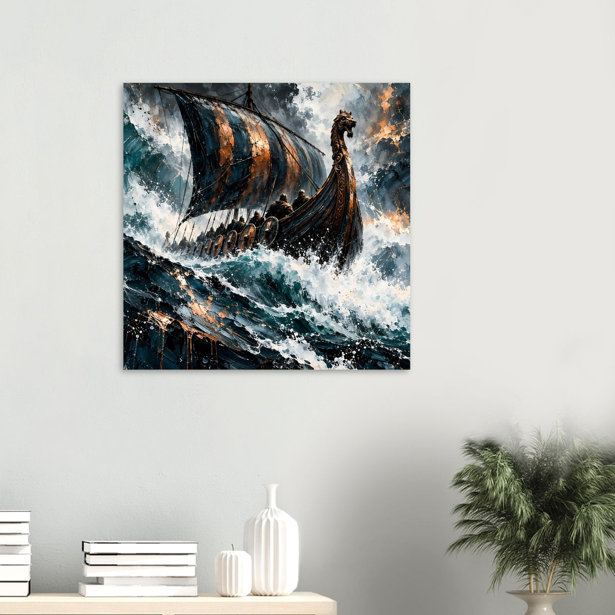 Kleines Poster mit Wikinger-Langschiff auf stürmischer See, braunes Segel, goldener Bugkopf