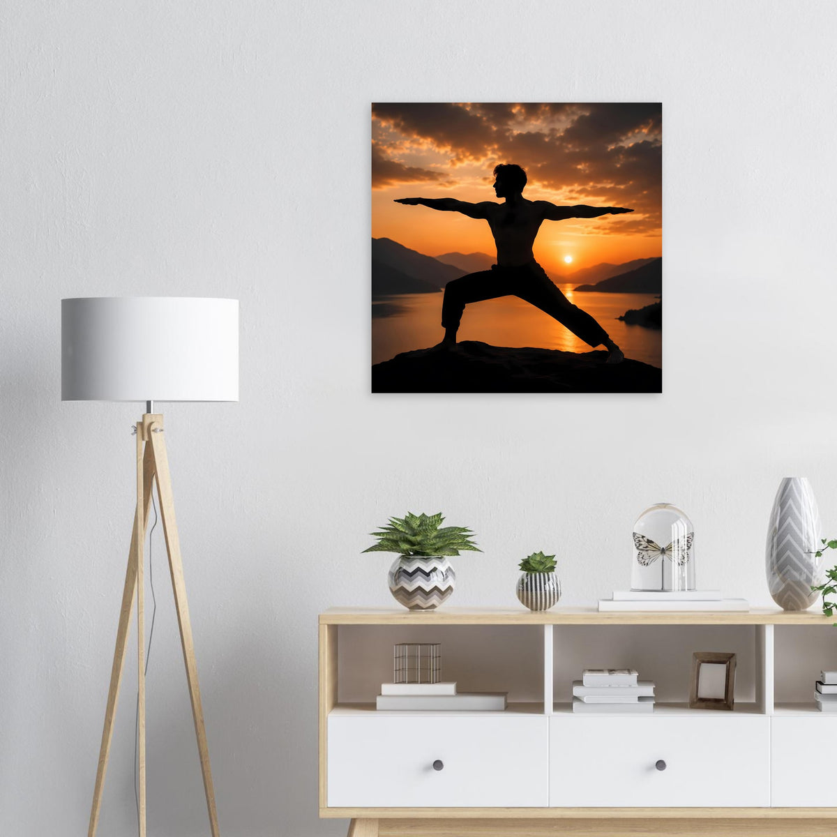 Yoga-Poster mit Silhouette in Kriegerpose vor orangefarbenem Sonnenuntergang