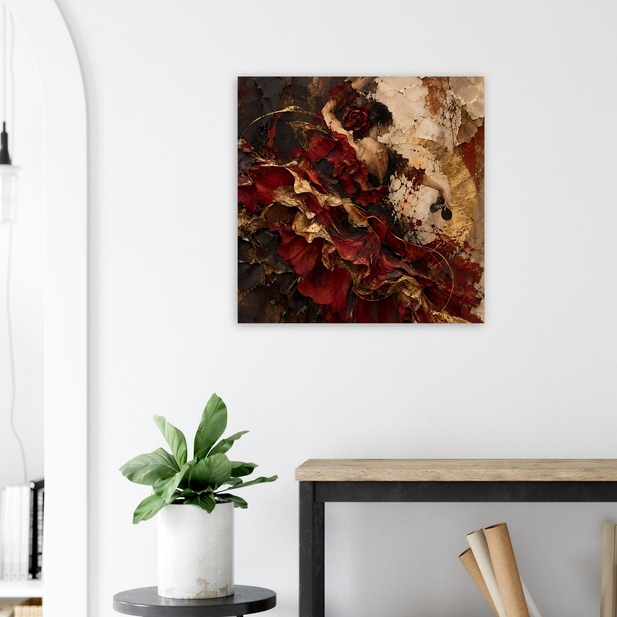 Wandposter im Quadrat: rote Figur mit Rose und goldbraunen, körnigen Farbsprenkel-Details