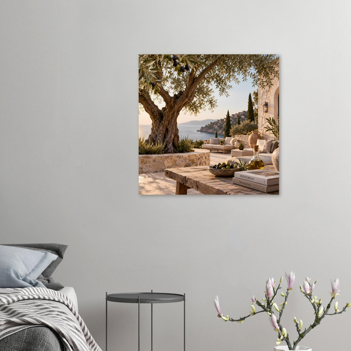 Mediterranes Landschaftsposter mit Olivenbaum, Meerblick und Terrasse, klein gerahmt