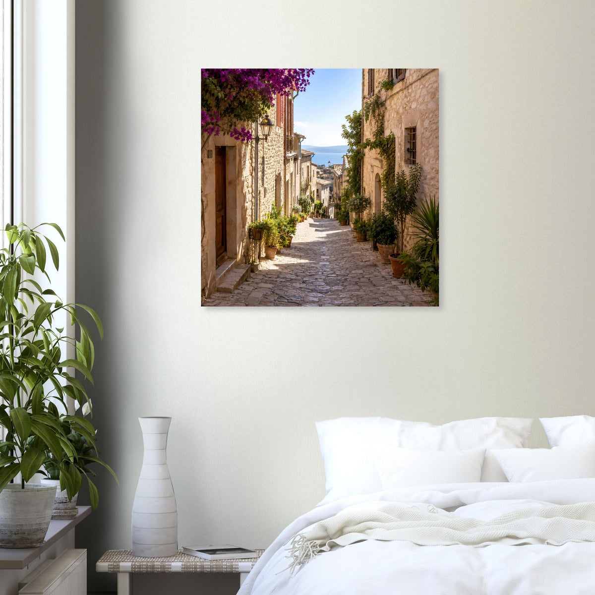 Quadratisches Wandposter: sonnige Stein-Gasse mit lila Blüten am Vordach und grünen Topfpflanzen