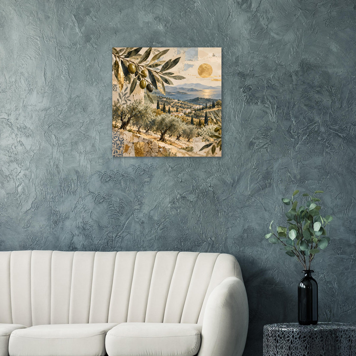 Quadratisches Poster mit Olivenblättern und Landschaft über einem gelblichen Himmel