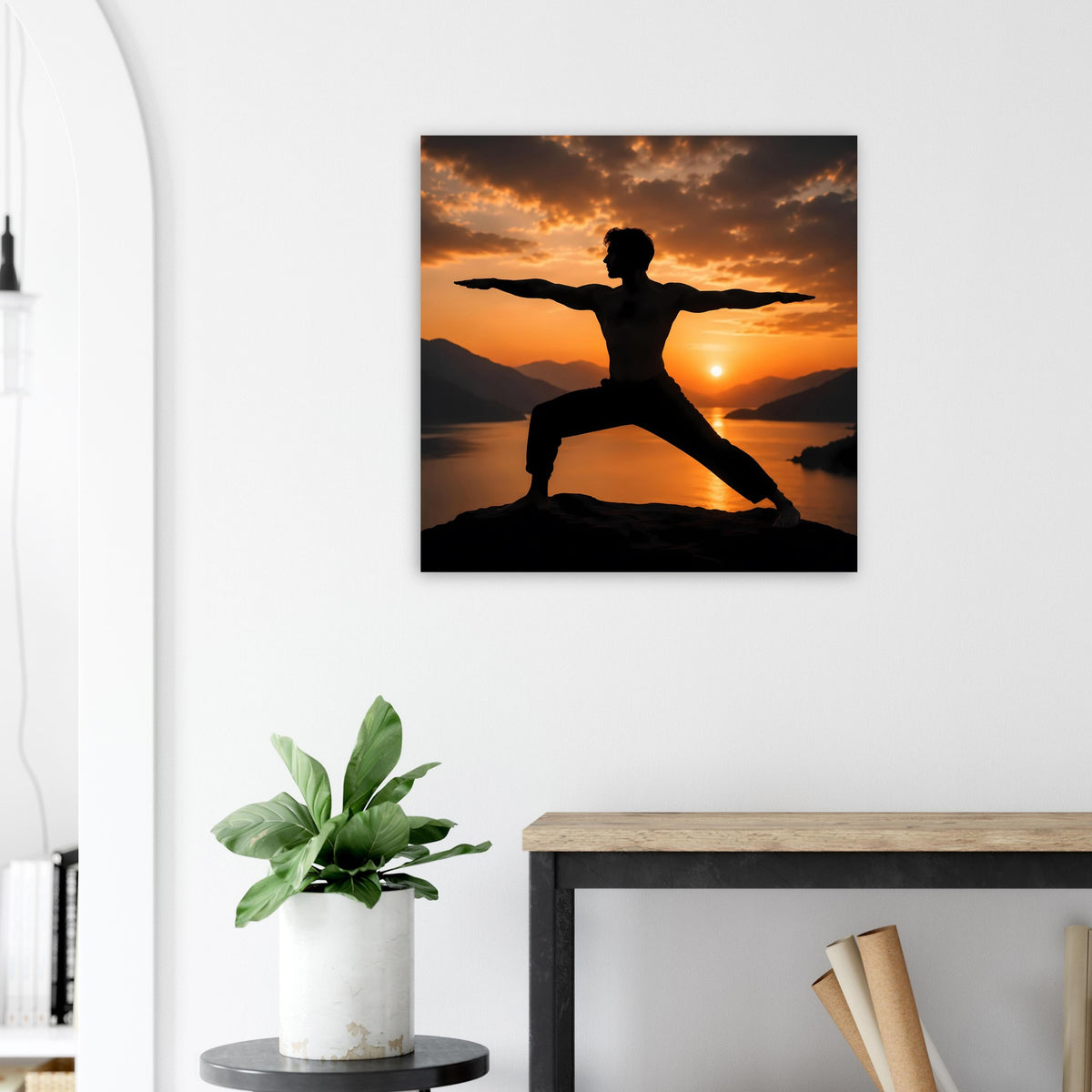 Yoga-Poster mit schwarzer Silhouette in Kriegerpose vor Sonnenuntergang