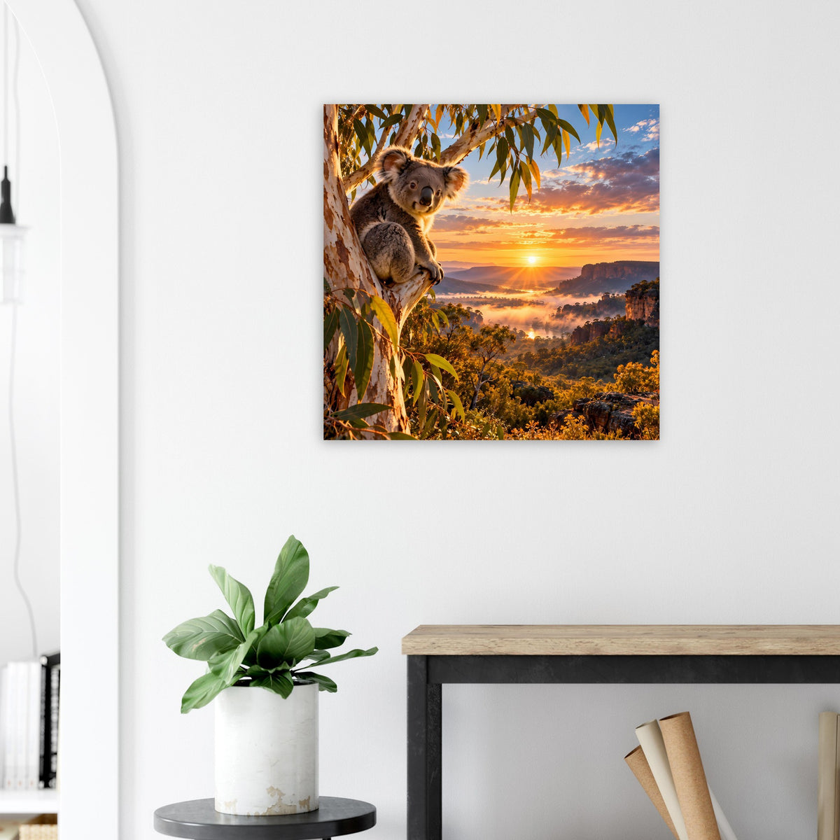 Quadratisches Poster mit Koala im Blattwerk und goldenem Sonnenuntergang über der Landschaft