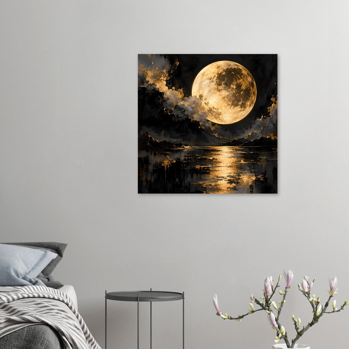 Quadratisches Poster mit goldenem Mond über dunklem Wasser und goldenen Reflexstreifen