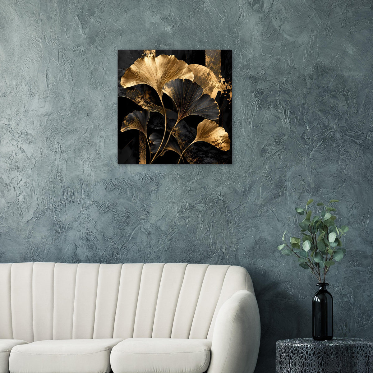 Quadratisches Poster mit goldenen Ginkgo-Blättern auf schwarzer Hintergrundfläche
