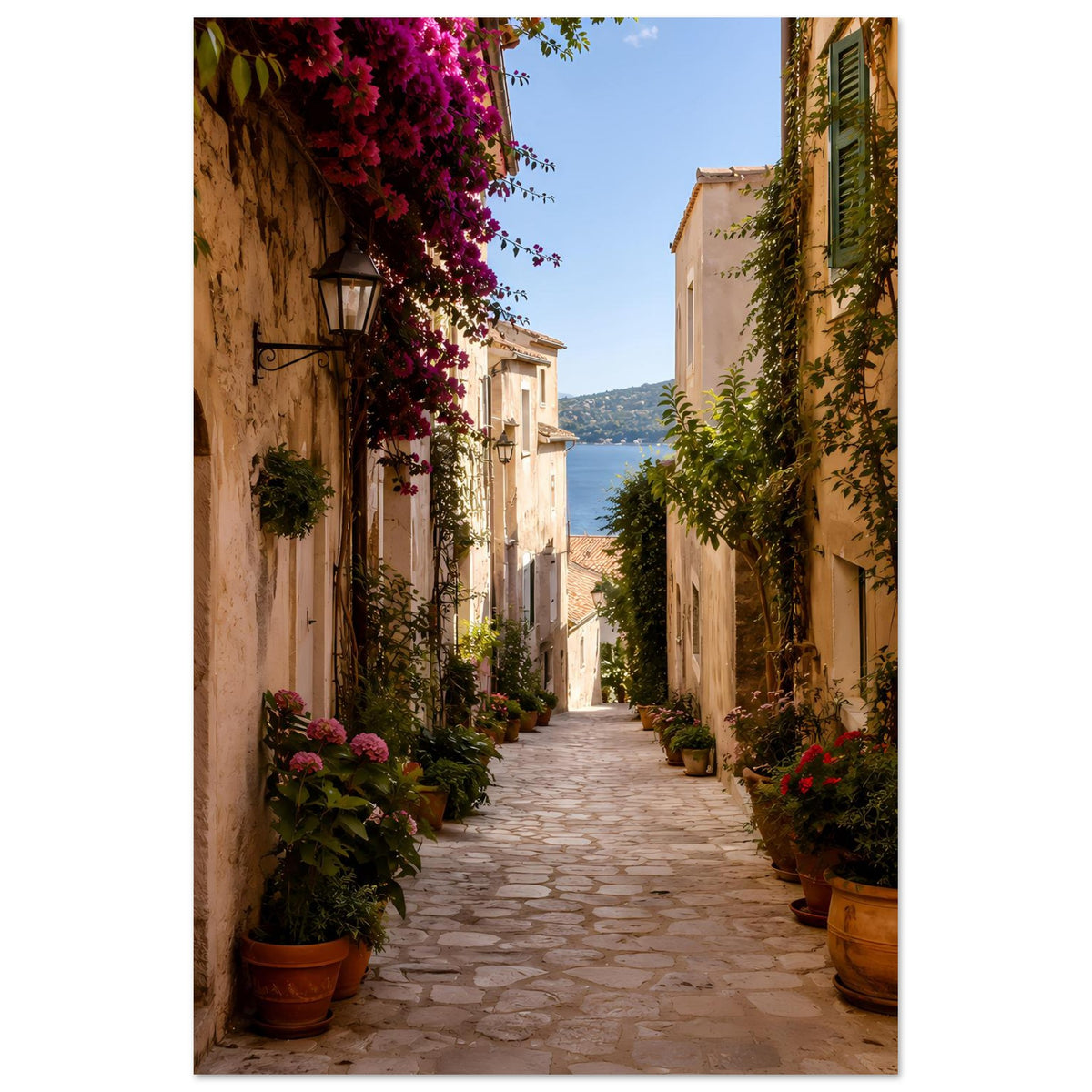 Gerahmtes Hochformat-Poster mit Gasse, violetten Blüten und Efeu an beigen Häusern