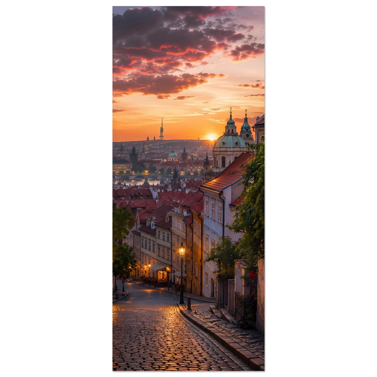 Stadtansicht-Poster im Hochformat: Kopfsteinpflastergasse, Sonnenuntergang und Türme
