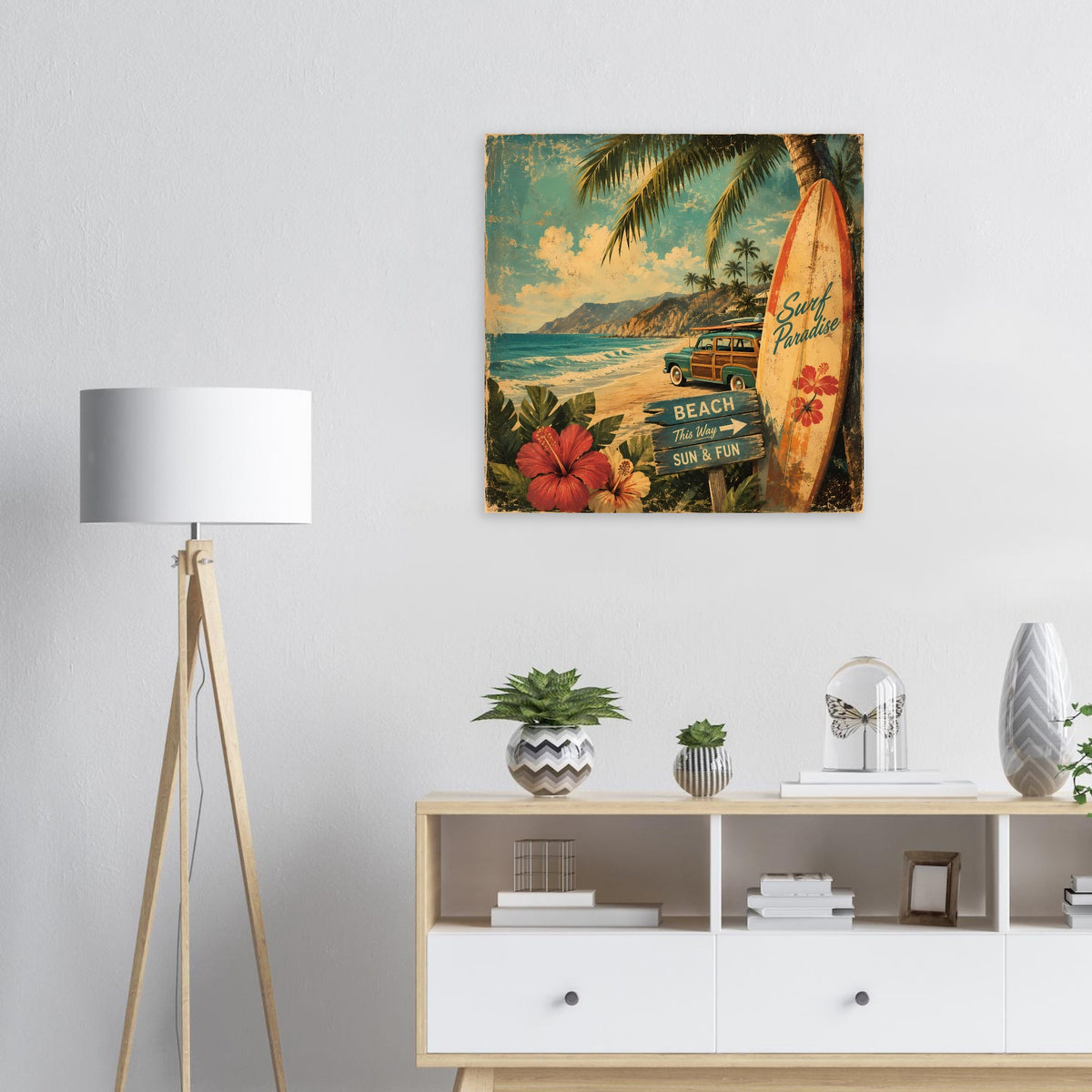Vintage Surf-Poster mit Surfbrett, Palmen, Blumen und Strandbeschriftung