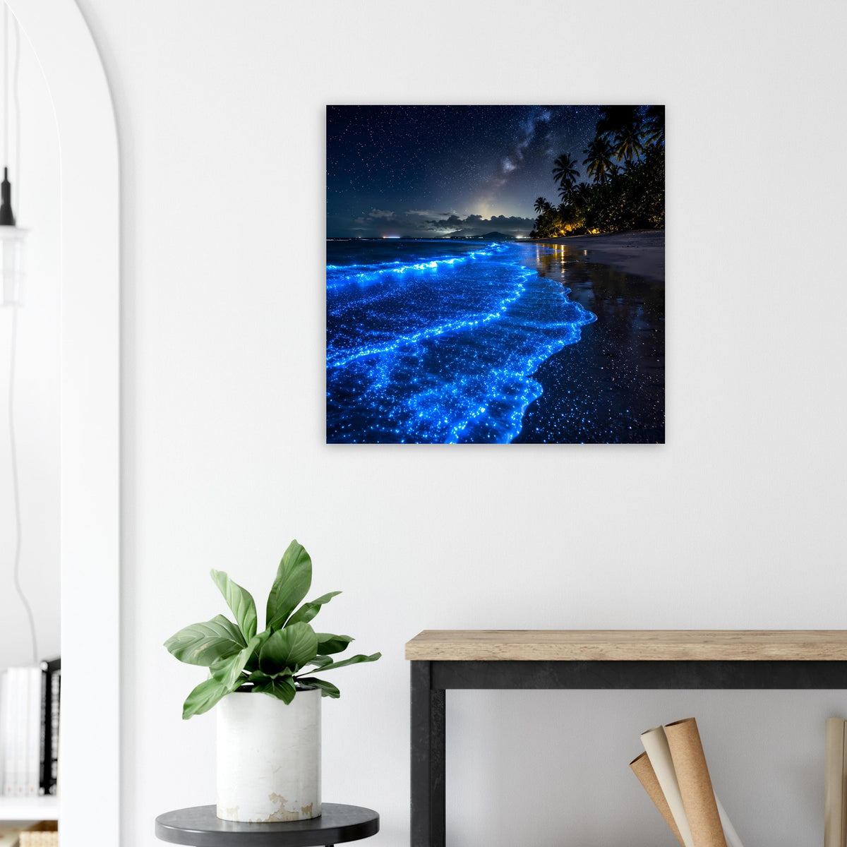 Quadratisches Poster mit blauem Lichtband entlang der Küste und Palmen