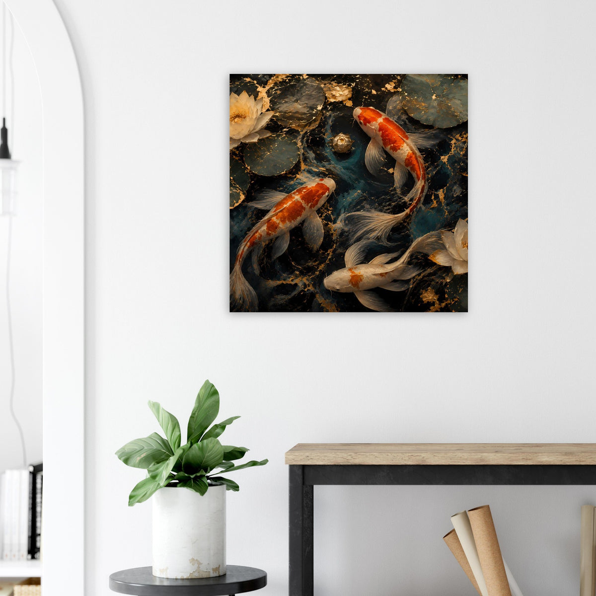 Koi-Teichkunstposter mit drei Koi-Fischen, dunklem Teich und goldenen Lichtakzenten