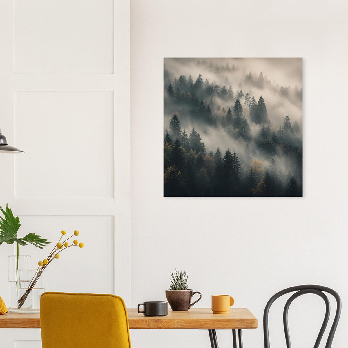 Quadratisches Poster mit Wald im Dunst, Tannen und Nebelschwaden im schwarzen Rahmen