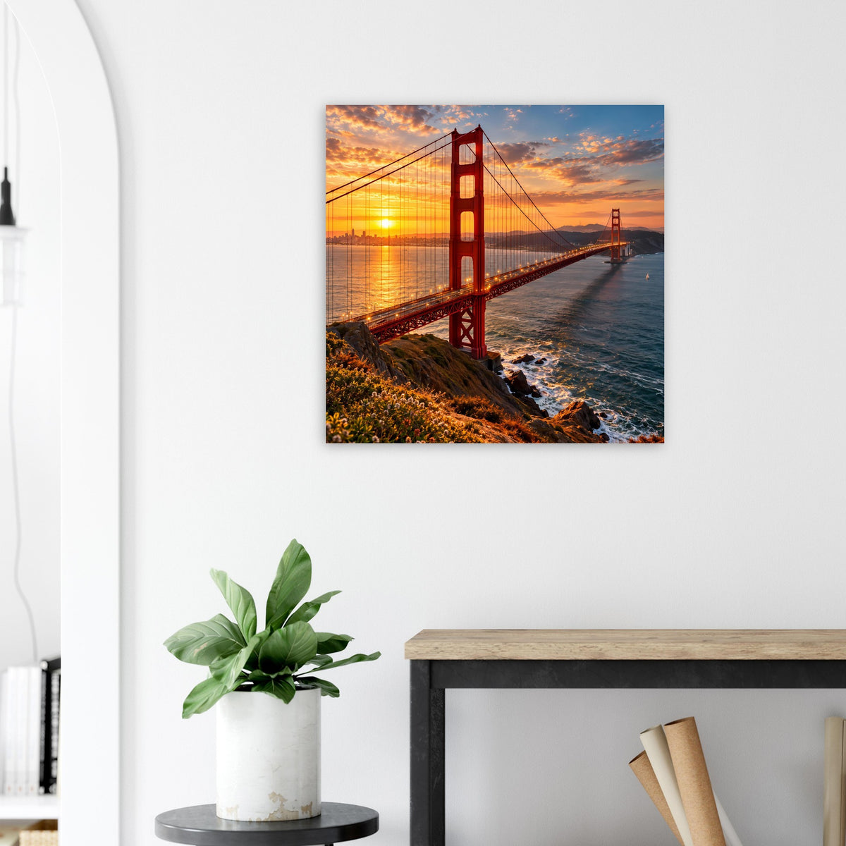 Wandposter mit Golden Gate Bridge bei Sonnenuntergang, roter Turm und warmes Sonnenlicht