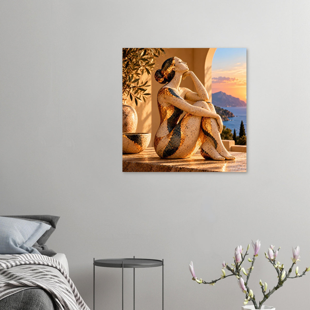 Kleines Poster mit sitzender Frauenskulptur, braun-goldene Muster, Küste im Sonnenuntergang