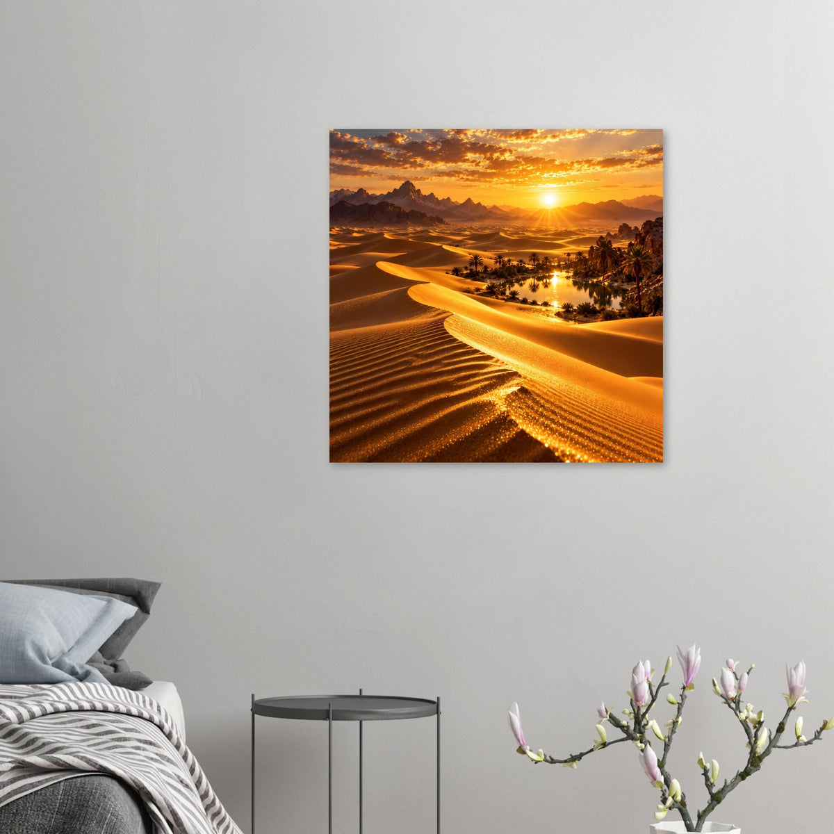 Wandposter mit Wüstendünen und Sonnenuntergang, klein gerahmt über Sofa und Pflanzen