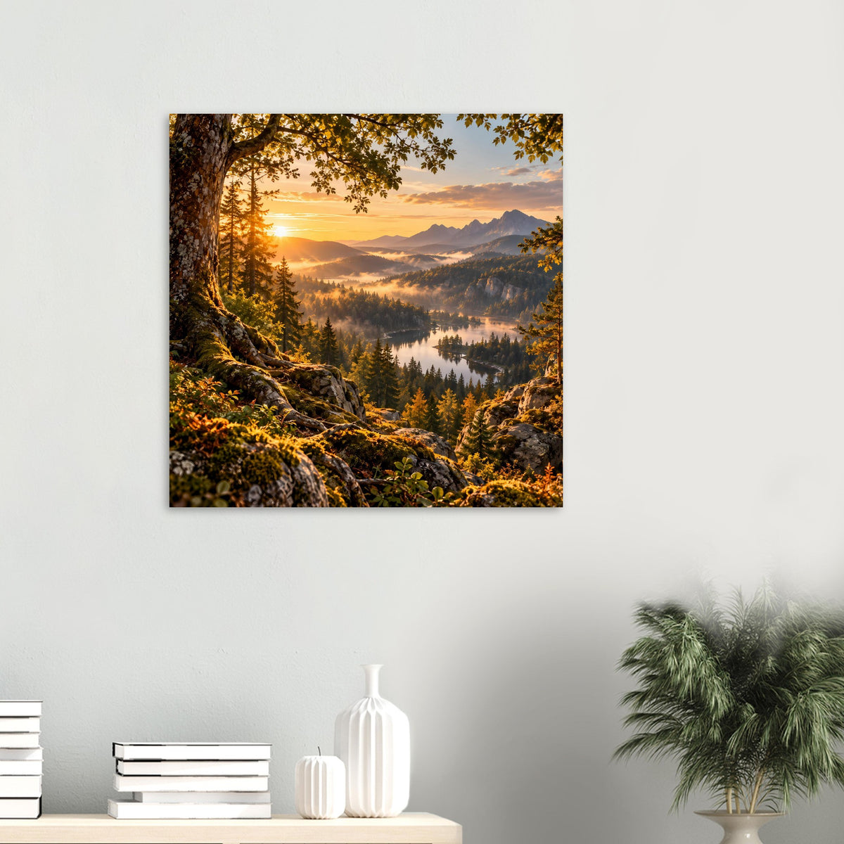 Quadratisches Landschaftsposter: Sonnenaufgang, Berge, Tannenwald und See im warmen Licht