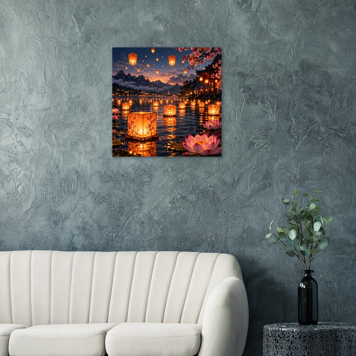 Quadratisches Wandposter mit Lampions am Abendhimmel über dem Wasser und Lotusblüte