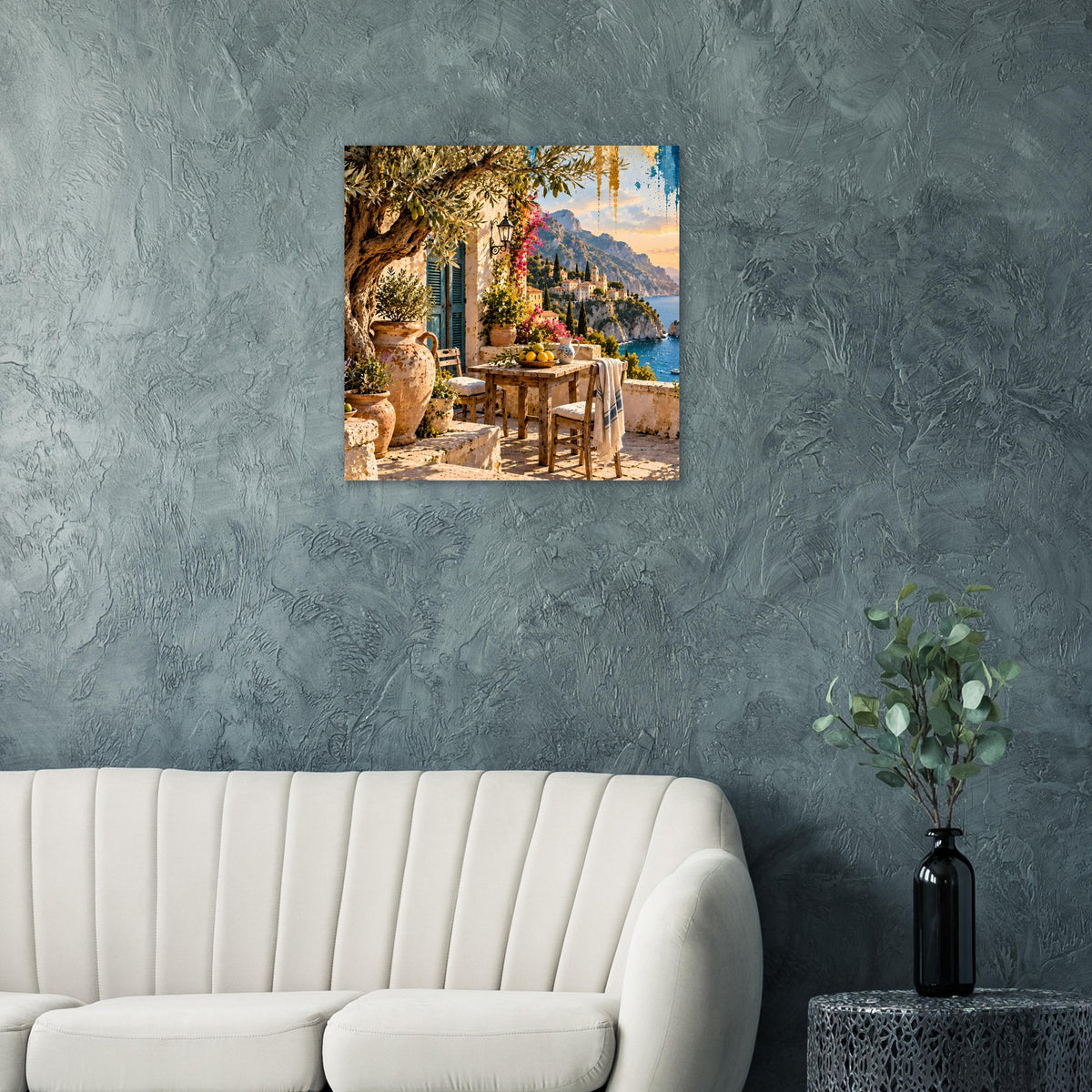 Quadratisches Poster: Küstenlandschaft mit Terrasse, Tisch, Blumen, Meer und Sonnenuntergang