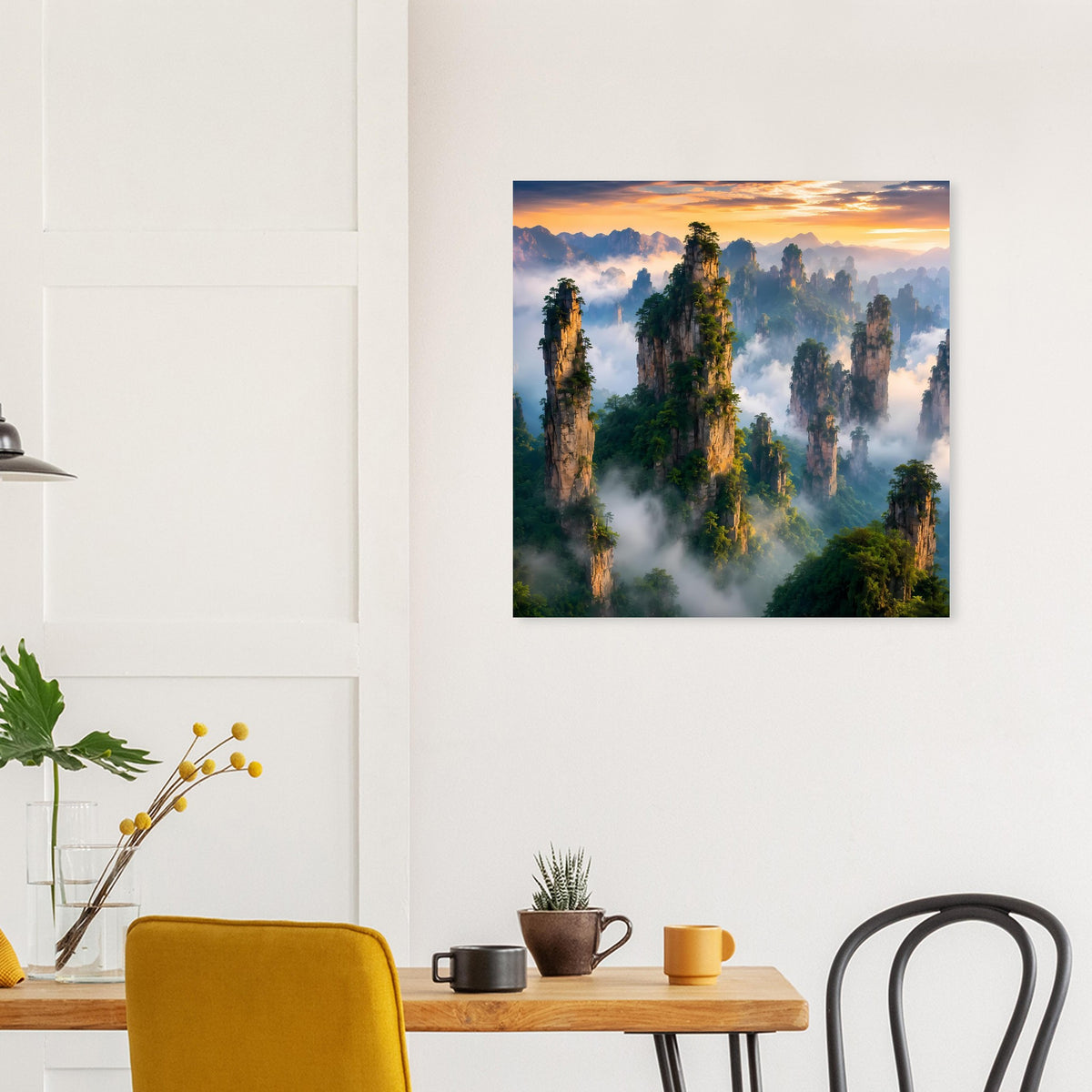 Quadratisches Poster mit Bergspitzen, dichter Nebelstimmung und warmem Sonnenaufgang