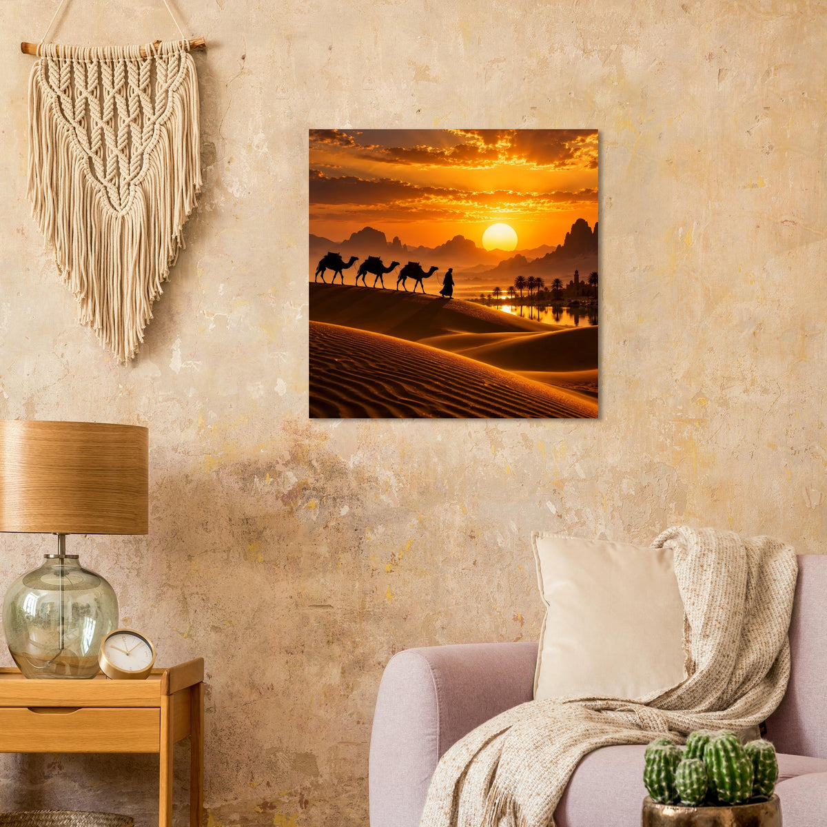Quadratisches Wüstenposter mit Karawane vor Sonne am Horizont bei Sonnenuntergang