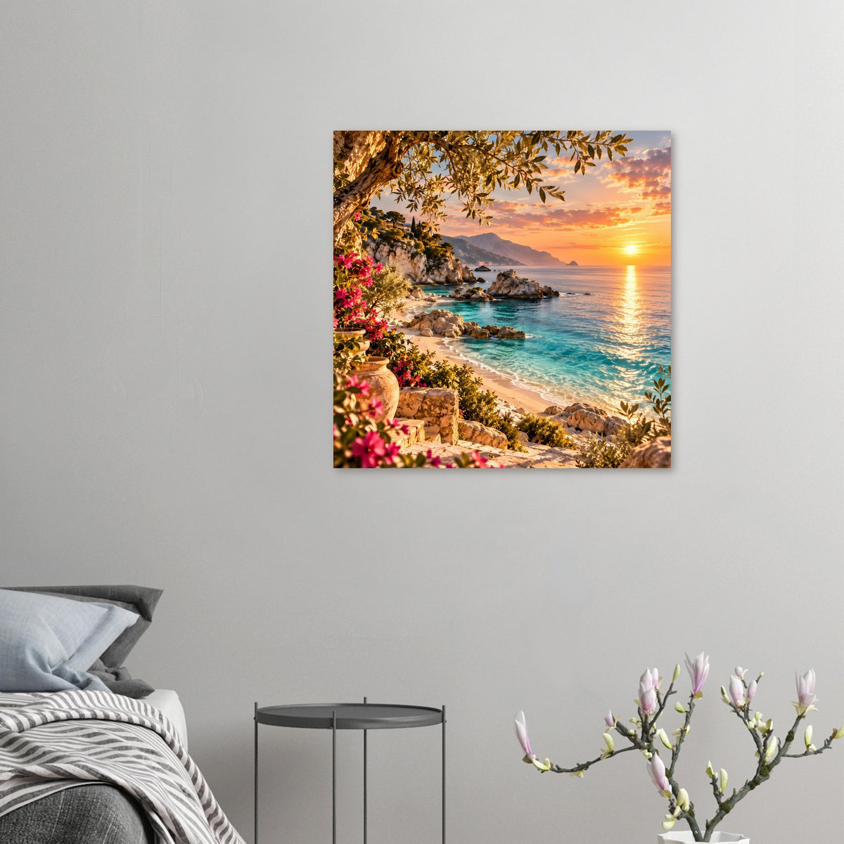 Kleines Strandposter an der Wand: Sonnenuntergang, Meer, Felsen und blühender Küstenrand
