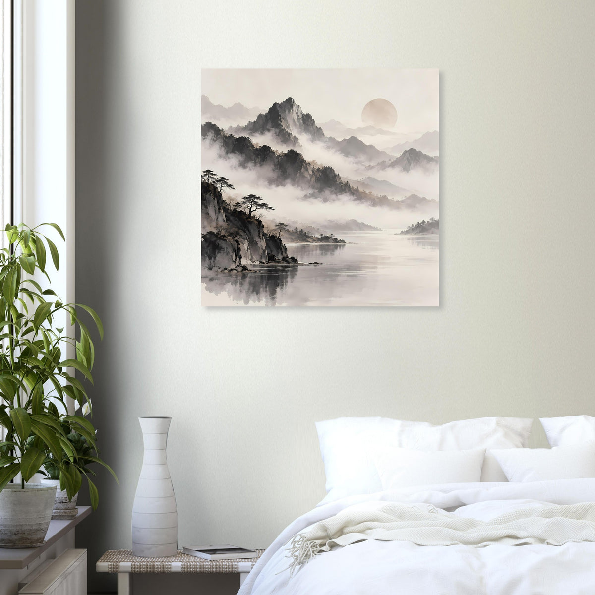 Quadratisches Poster mit nebligen Bergen und See, weiß-graue Kontraste