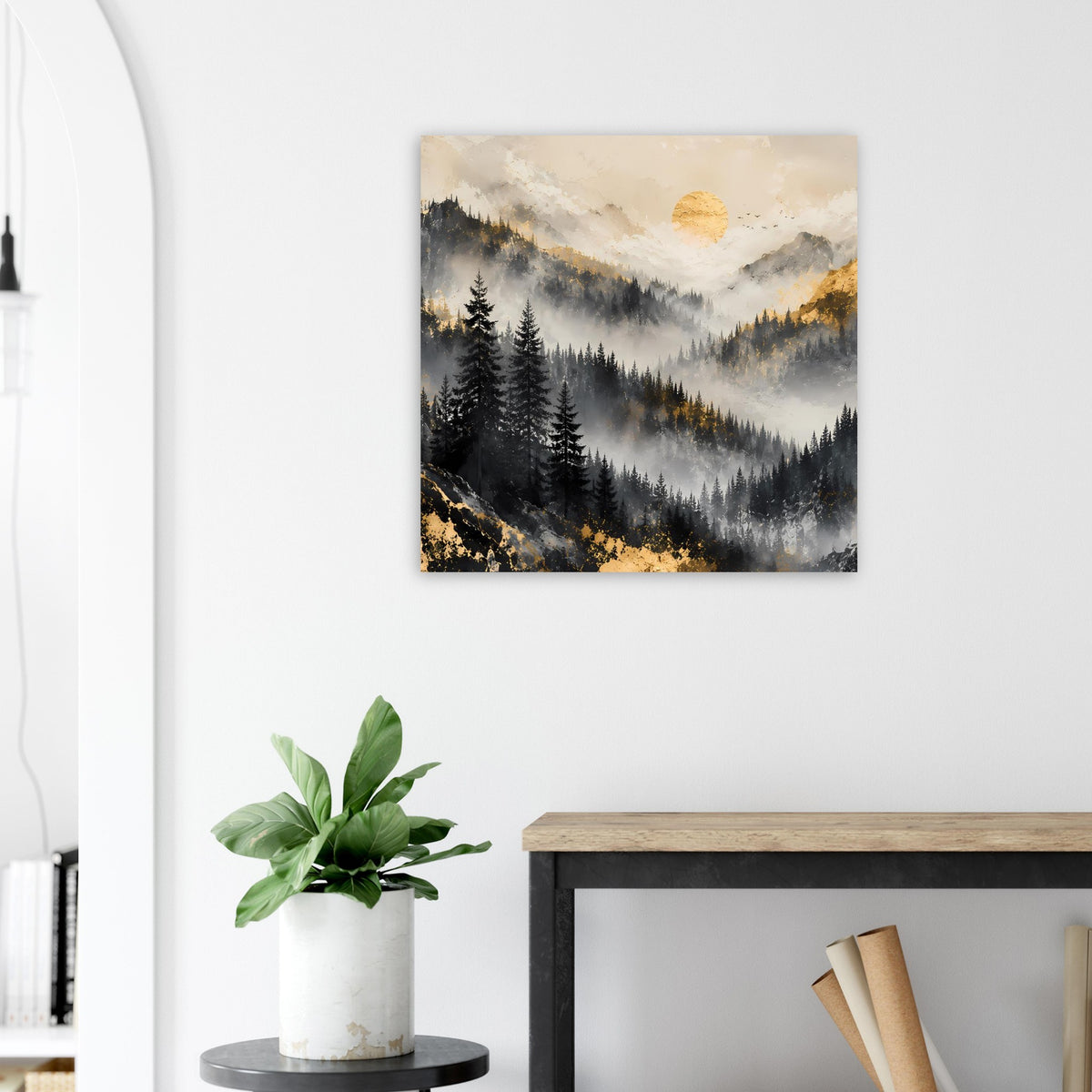 Poster mit Berglandschaft: dunkler Tannenwald, Nebel und goldener Sonnenball